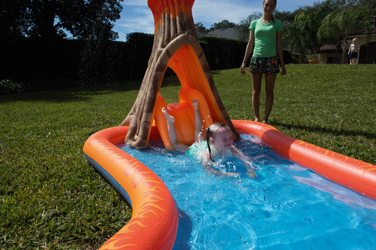 VOLCANIQUE Centre de jeu gonflable avec toboggan à l’eau, piscine gonflable