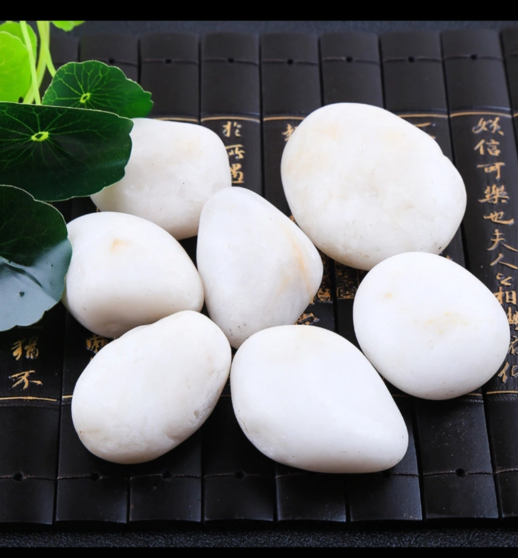 Fine, polished pebbles (white)