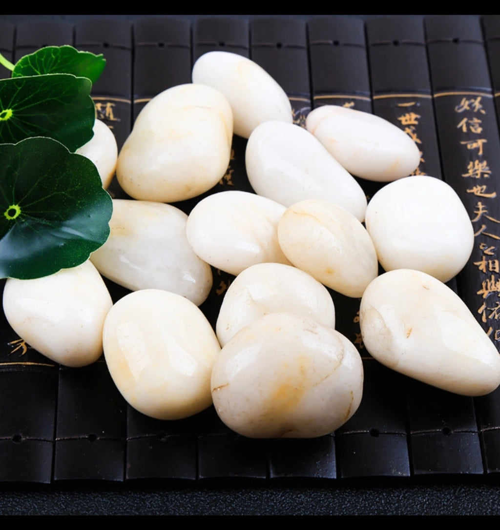 Fine, polished pebbles (white)