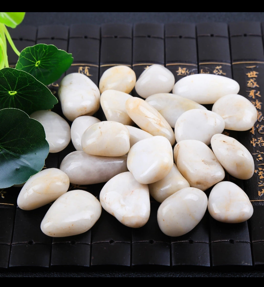 Fine, polished pebbles (white)