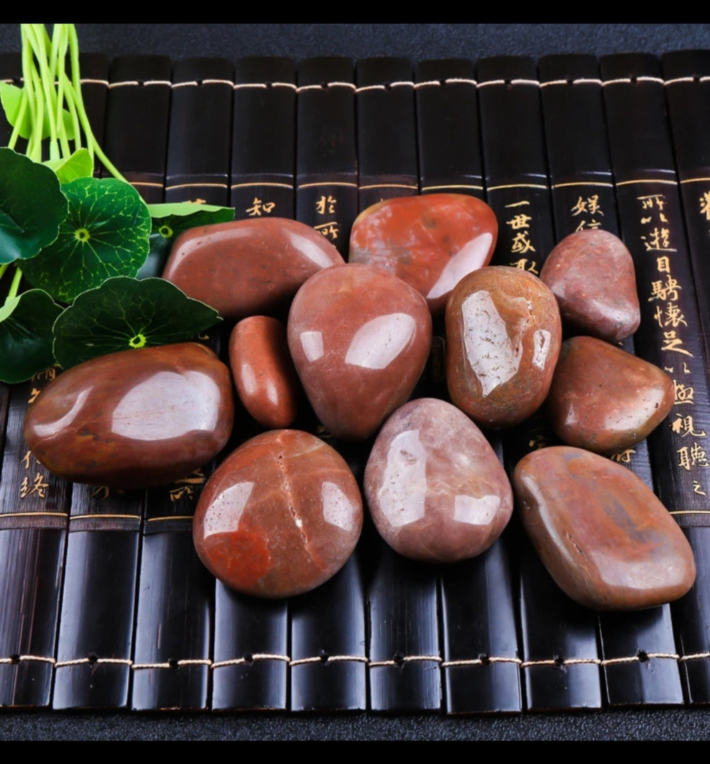 Fine, polished pebbles (Red)